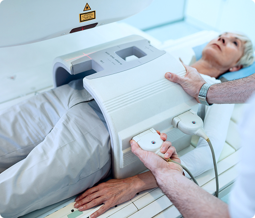 Un técnico ajusta un equipo de resonancia magnética para un paciente que está esperando una resonancia magnética abdominal